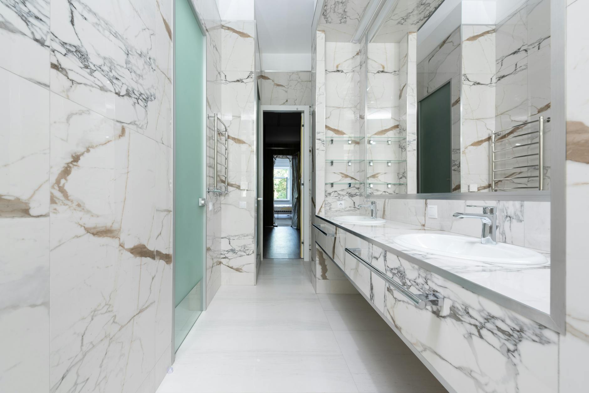 Luxusbad mit Marmor und Doppelwaschtisch